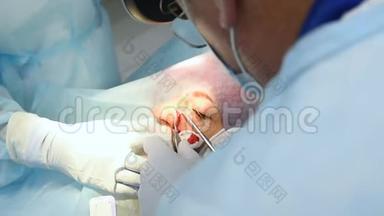 外科医生皮肤科医生在手术切除妇女脸上的痣或痣后缝合伤口。
